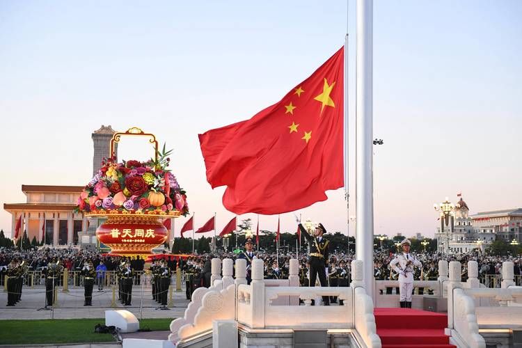 2021国庆节升旗：天安门广场的庄严与神圣时刻