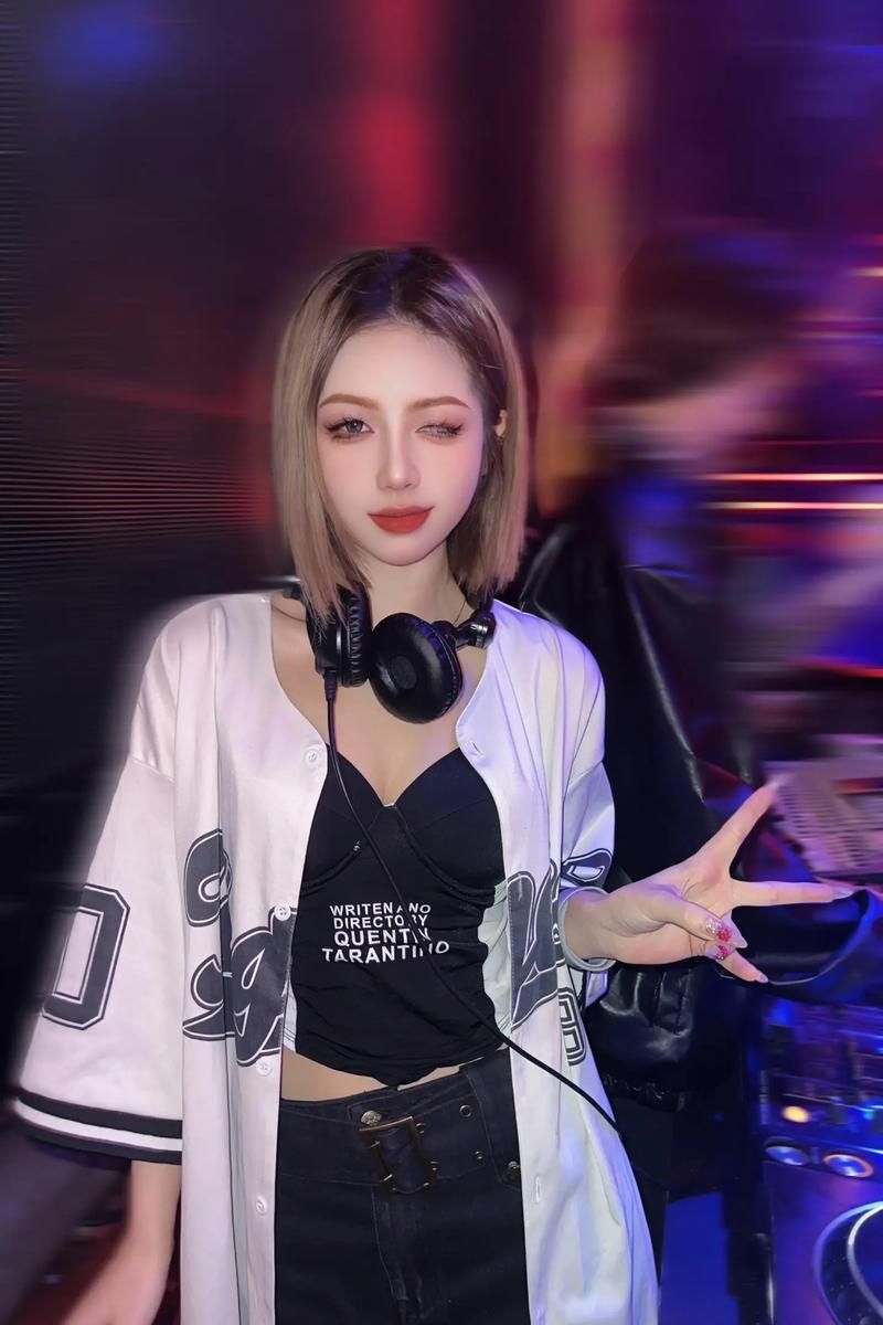 DJ衣服怎么选？时尚潮流DJ服装搭配技巧分享