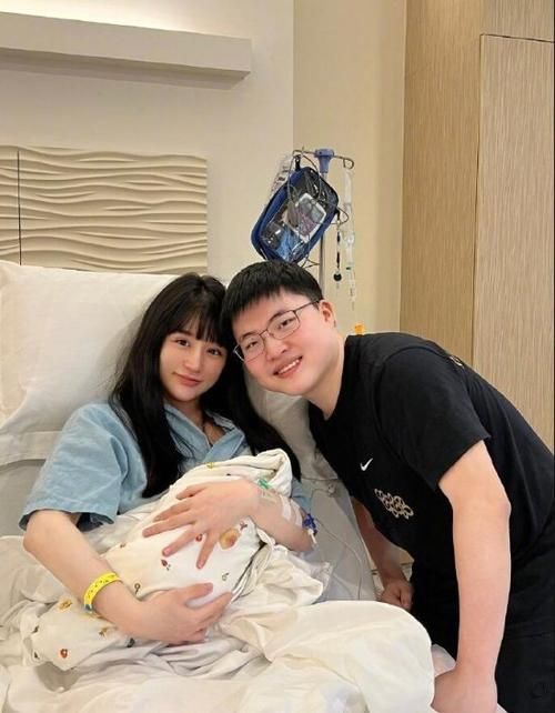 Uzi向女友求婚成功！爱情长跑终修成正果