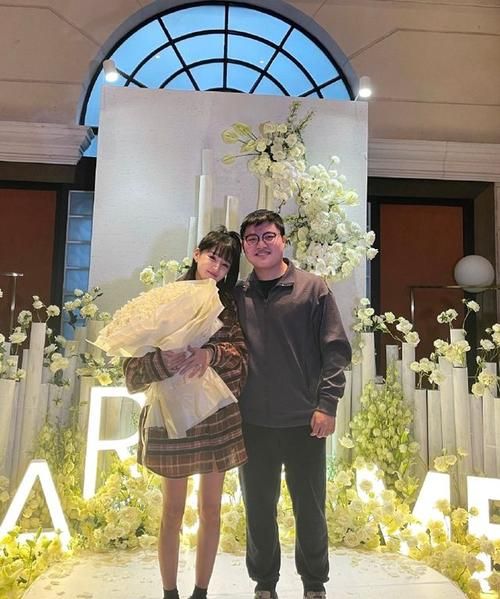 Uzi向女友求婚成功！爱情长跑终修成正果