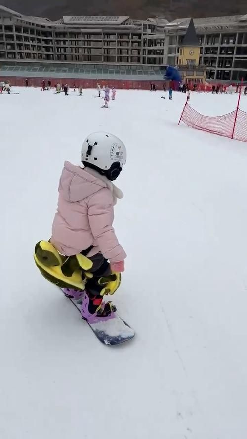 七岁滑雪女孩高空坠落，雪场安全隐患大揭秘！