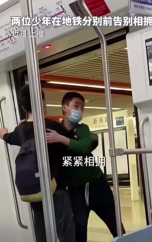 两个上海男子地铁上互殴，血腥场面令人咋舌！