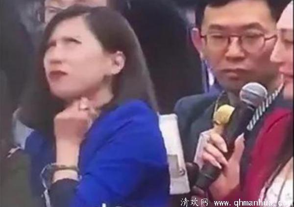 两会女记者翻白眼：是无心之举还是故意为之？