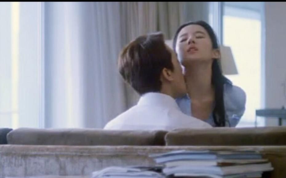 刘亦菲大尺度演出片段曝光，网友热议不断！