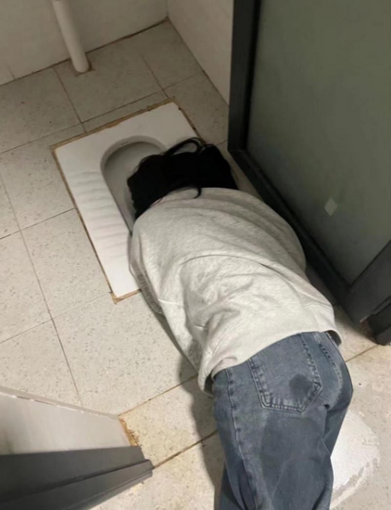 厕所男的窘境：卫生纸用光，急求援助