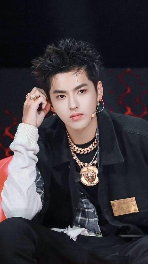 吴亦凡冰墩墩：一个时代的缩影与警示