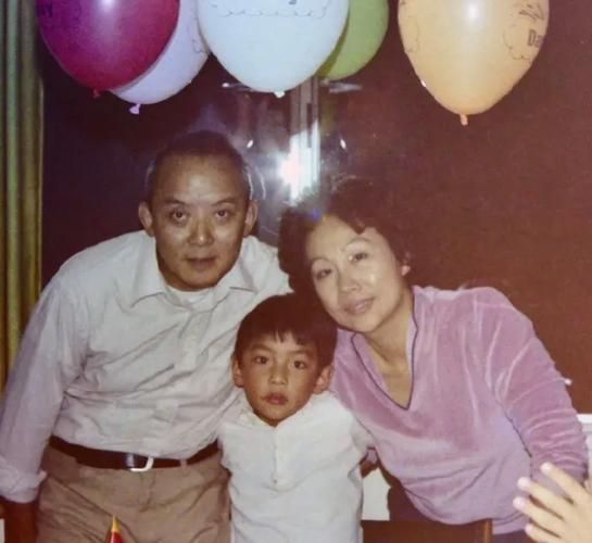 吴彦祖晒照悼念父亲：深情回忆父爱令人动容