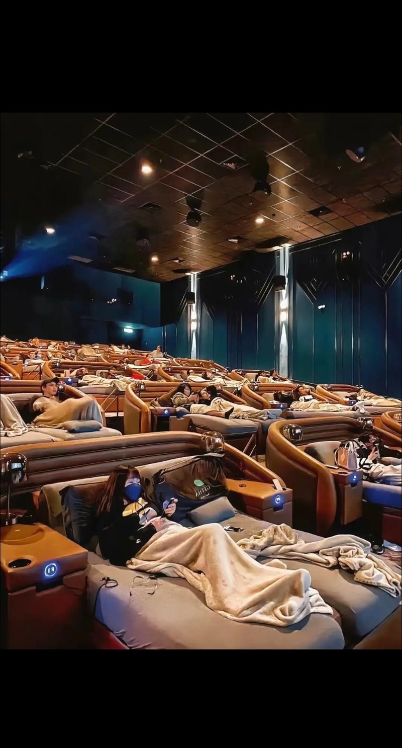 告别影院座椅：床上电影院，舒适观影新选择！