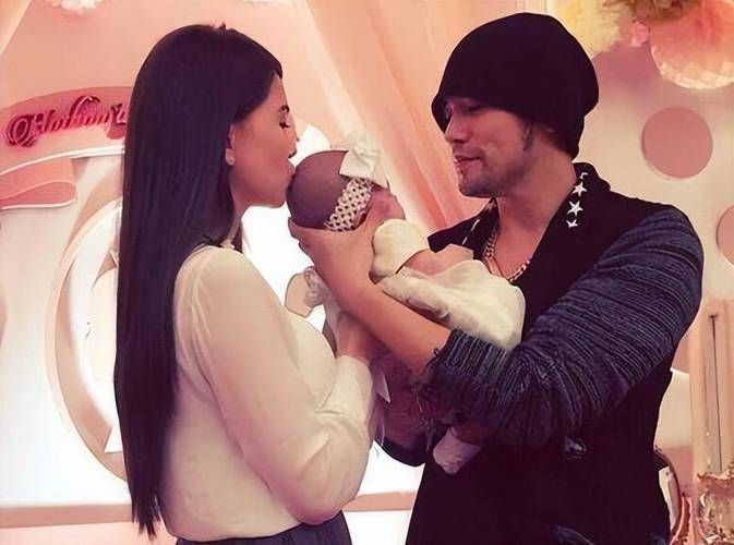 周杰伦昆凌带娃cos亚当斯一家，超有氛围的万圣节！