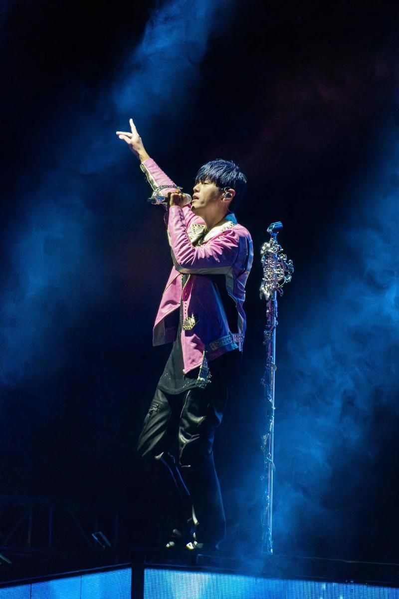 周杰伦演唱会现场版听妈妈的话，全场大合唱太感人！