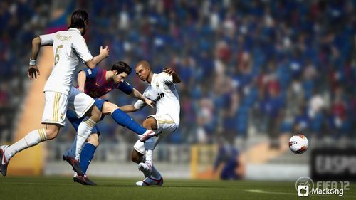 国际足球大联盟12：高清画质，流畅操作，带你体验真实的足球盛宴！