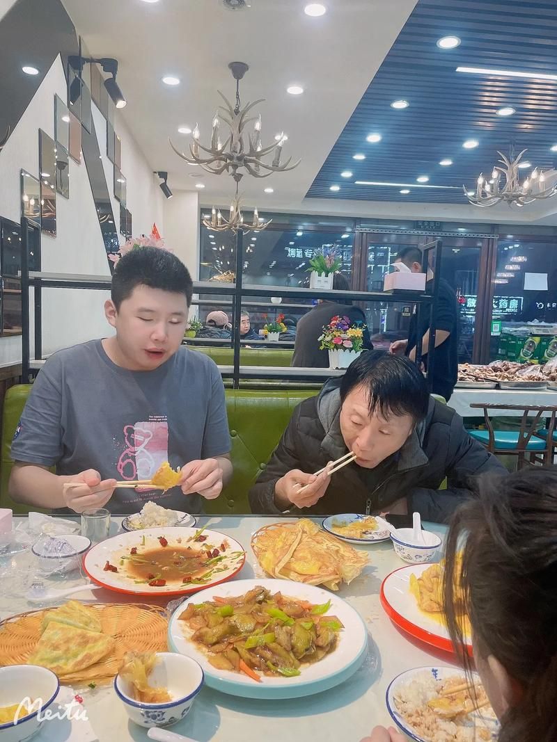 坐在腿上吃饭连在一起是种什么体验？真实故事分享