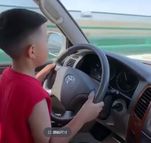 孩子竟然开车上路？网友举报引发热议，交警严查！