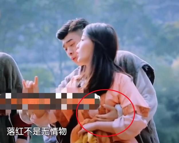 实拍：美女被吃豆腐全过程，看完气炸了