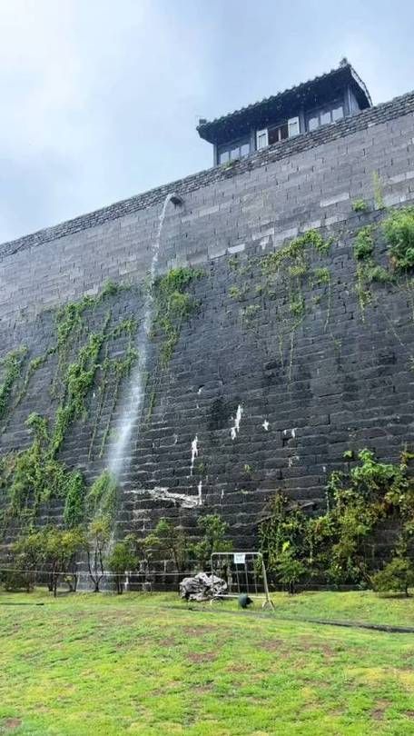 探秘南京城墙龙吐水：免费洗车胜地？