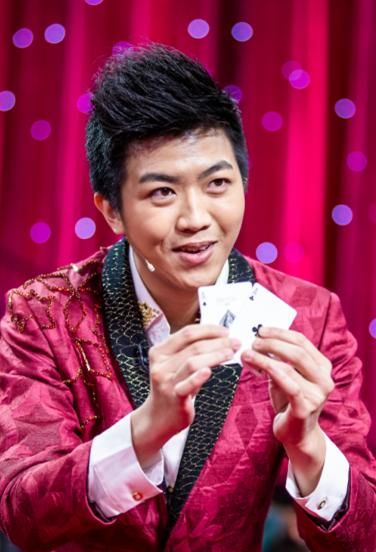 揭秘春晚纸牌幻想：周家宏魔术表演的背后秘密