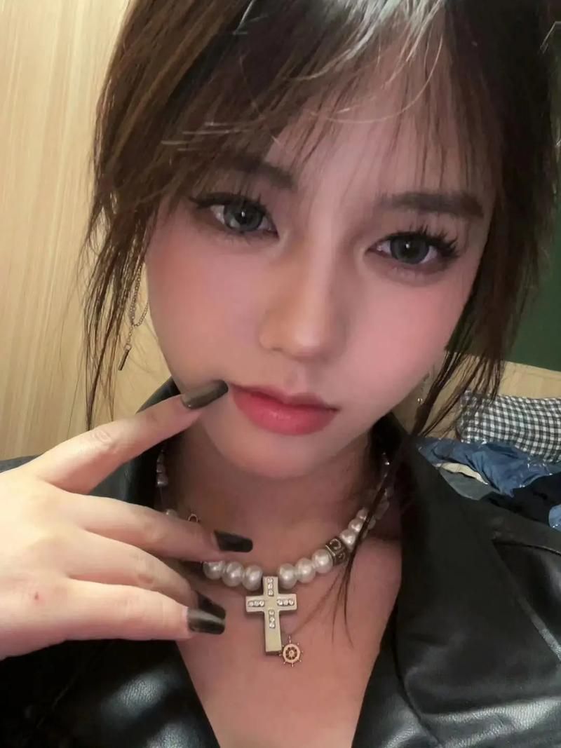 揭秘电眼美女的成功之路：她们是如何在娱乐圈闪耀的？