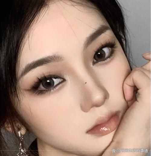 揭秘电眼美女的成功之路：她们是如何在娱乐圈闪耀的？