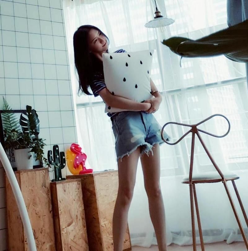 斗鱼主播成旻云：美腿与才华并存的电竞女神