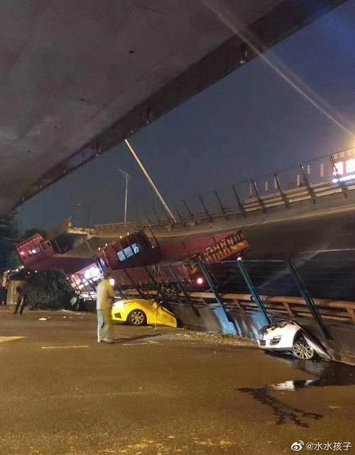 无锡北环路高架坍塌：事故现场视频及救援过程回顾
