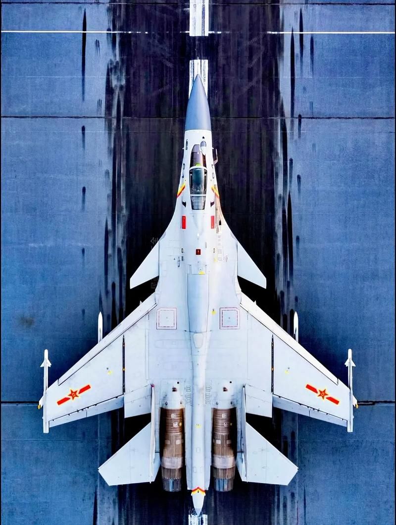 歼15飞鲨战机：中国海军航空兵力量的象征和骄傲