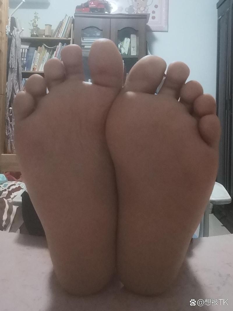 沉迷看脚照片是什么心理？这是一种特殊的癖好？