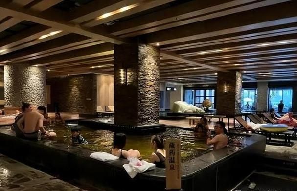 洗浴中心安全隐患：澡堂女集体不适事件深度分析