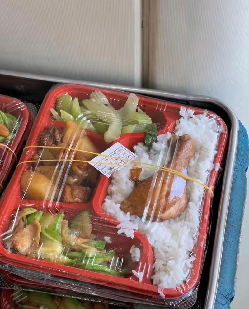 火车盒饭难吃又贵？乘务员揭秘盒饭背后的秘密