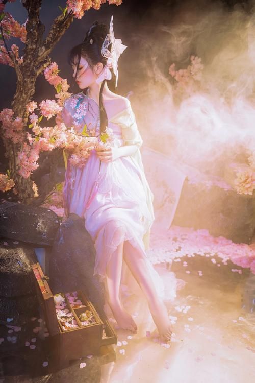 coser花絮游戏大揭秘：甜美博主喵小吉的Cosplay之旅