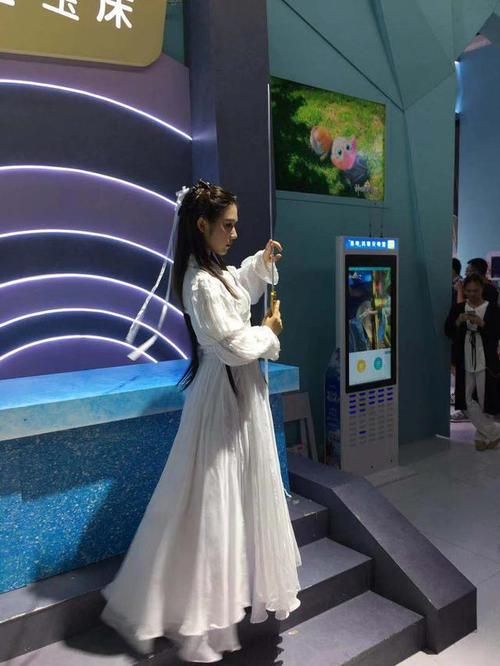 coser还原游戏杨过，花絮照曝光，简直神还原！