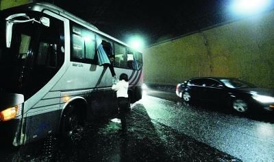 下载隧道逃生安卓汉化版：轻松上手，快乐逃生