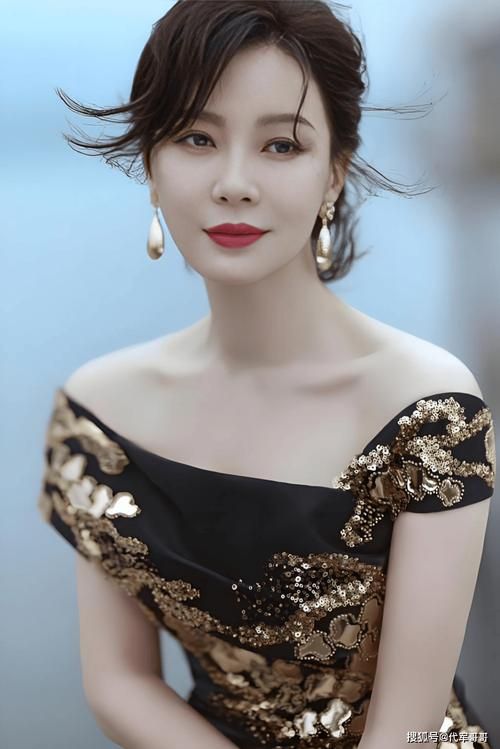 半老徐娘最新时尚穿搭，优雅气质尽显魅力