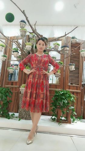 想看蕾万蒂娅直播？这里有汉化版下载！