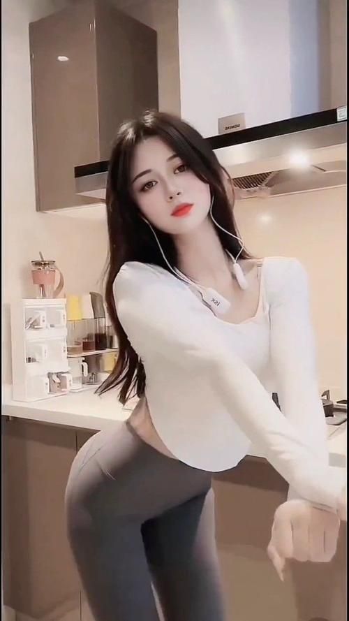 热舞女郎最新写真：性感身材让人无法抗拒