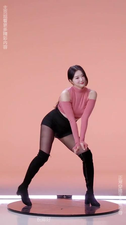 热舞女郎最新写真：性感身材让人无法抗拒