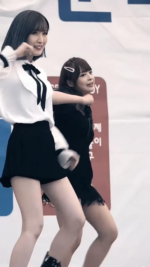 热舞女郎最新写真：性感身材让人无法抗拒