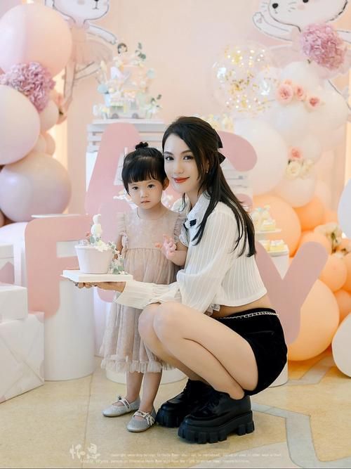 甜心妈妈最新美照曝光：颜值依旧在线