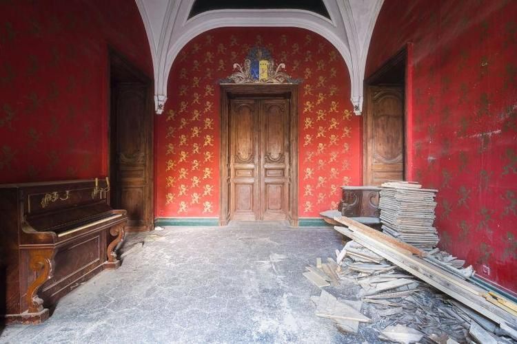 红色房间版本大全：体验极致恐怖的视觉盛宴