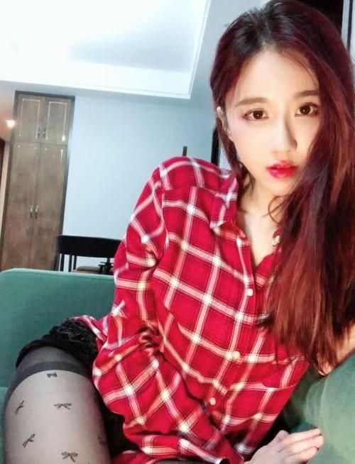 轩子巨二兔最新视频：意外暴露已婚，引发网友猜测