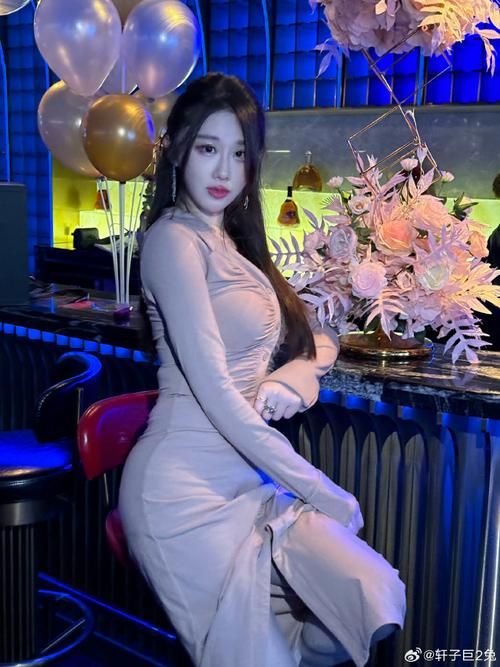 轩子巨二兔最新视频：意外暴露已婚，引发网友猜测